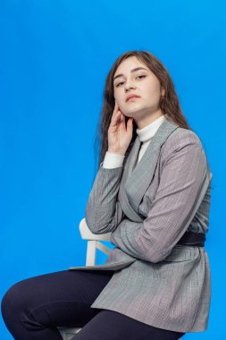 Kız mavi bir arka plan üzerinde izole