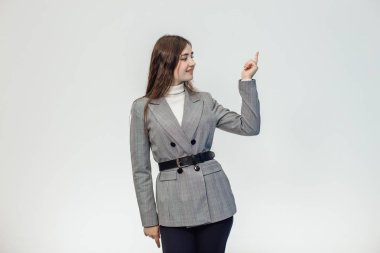 Beyaz bir arka plan üzerinde güzel bir kız izole