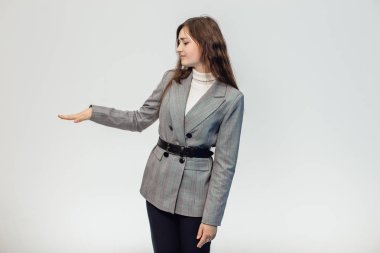 Beyaz bir arka plan üzerinde güzel bir kız izole