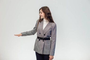 Beyaz bir arka plan üzerinde güzel bir kız izole