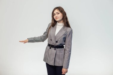 Beyaz bir arka plan üzerinde güzel bir kız izole