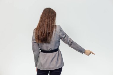 Beyaz bir arka plan üzerinde güzel bir kız izole