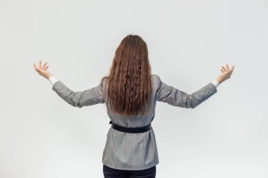 Beyaz bir arka plan üzerinde güzel bir kız izole