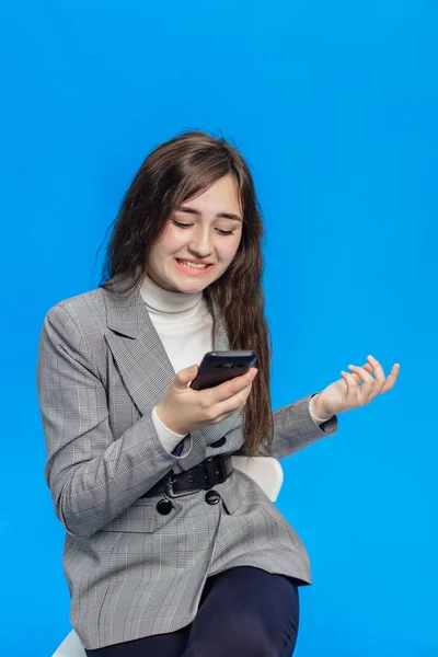 A beautiful girl on a blue background is isolated — Stock Photo, Image