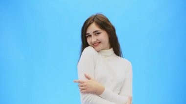Temiz, mükemmel cilt güzel genç kadın. Doğal makyaj ve bir gülümseme ile model Güzellik Portresi.