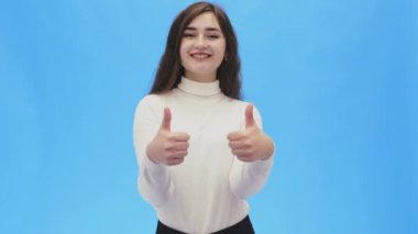 Temiz, mükemmel cilt güzel genç kadın. Doğal makyaj modeliyle güzellik portresi ve bir jest sınıf gösterir .