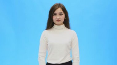 Temiz, mükemmel cilt güzel genç kadın. Doğal makyaj modeliyle güzellik portresi ve aşağı bir parmağını gösterir .