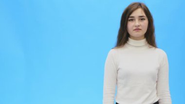 Temiz, mükemmel cilt güzel genç kadın. Doğal makyaj modeliyle güzellik portresi ve aşağı bir parmağını gösterir .