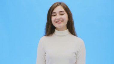 Temiz, mükemmel cilt güzel genç kadın. Doğal makyaj vee hava öpüşme modeliyle Güzellik Portresi.