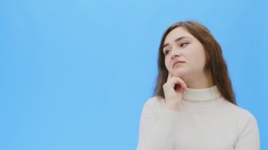 Temiz, mükemmel cilt güzel genç kadın. Doğal makyaj modeliyle güzellik portresi ve ve bir şey ile gelip. Yakın çekim mavi arka plan, boşaltmak