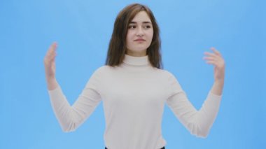 Temiz, mükemmel cilt güzel genç kadın. Doğal makyaj ve Asansör iki eller yukarı modeliyle Güzellik Portresi.