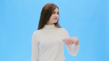 Temiz, mükemmel cilt güzel genç kadın. Doğal makyaj ve Asansör iki eller yukarı modeliyle Güzellik Portresi.