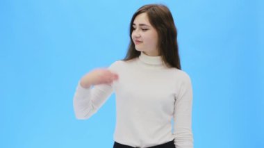Temiz, mükemmel cilt güzel genç kadın. Doğal makyaj ve asansörler bir yandan modeliyle Güzellik Portresi.