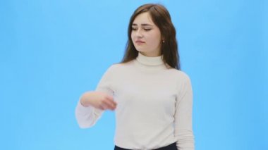 Temiz, mükemmel cilt güzel genç kadın. Doğal makyaj ve asansörler bir yandan modeliyle Güzellik Portresi.