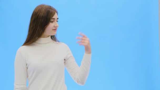 Beautiful young woman with clean, perfect skin. Portrait of beauty model with natural make-up and lifts one hand up. — Stock Video