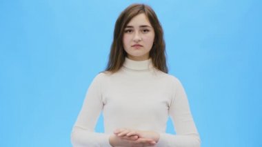 Temiz, mükemmel cilt güzel genç kadın. Doğal makyaj ve Asansör iki eller yukarı modeliyle Güzellik Portresi.