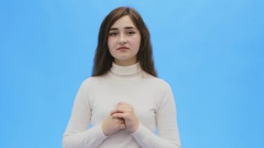 Temiz, mükemmel cilt güzel genç kadın. Doğal makyaj ve Asansör iki eller yukarı modeliyle Güzellik Portresi.