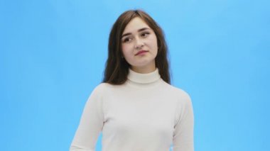 Temiz, mükemmel cilt güzel genç kadın. Doğal makyaj ve Asansör iki eller yukarı modeliyle Güzellik Portresi.