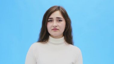 Temiz, mükemmel cilt güzel genç kadın. Güzellik modeli doğal makyaj ve endişeyle portresi kafasını farklı yönlere dalgalar.