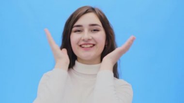 Temiz, mükemmel cilt güzel genç kadın. Düz arıyorum, kız yüzünü elleriyle kapatır.