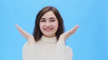 Temiz, mükemmel cilt güzel genç kadın. Düz arıyorum, kız yüzünü elleriyle kapatır.