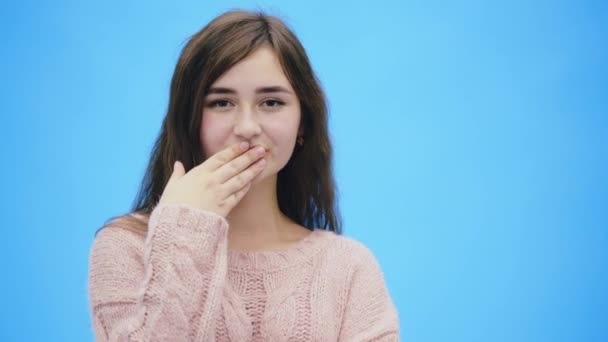 Mooie jonge vrouw met schoon, perfecte huid. Direct op zoek naar het meisje toont een kus van de lucht met haar hand. — Stockvideo