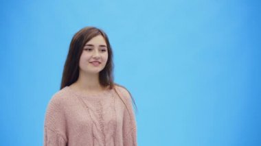 Temiz, mükemmel cilt güzel genç kadın. Yükseltir sırasında sallayarak bu tebrik düz seyir kız elini yukarı.