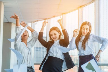 Üç genç güzel esmer iş Bayan ofiste. Tüm mutlu belgeleri ile dans dans