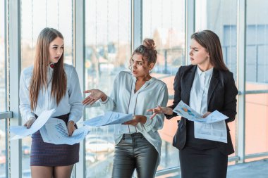 Ofiste üç iş çocuklar. Dikkatle bakıyor sizin elinizde kağıt tutun