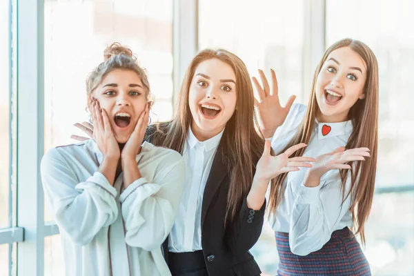 Junge hübsche Business-Girls zeigen eine gute Geste. in klassischer Kleidung gekleidet — Stockfoto