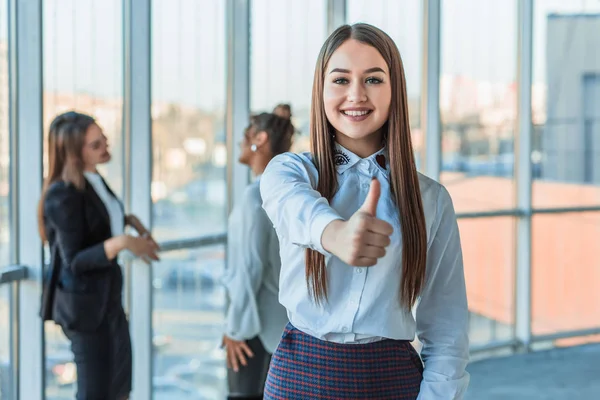 A mulher de negócios no escritório dando o seu consentimento para a assinatura de um contrato estende a mão para a frente. Feliz sorridente mulher de negócios caucasiana ocupado — Fotografia de Stock