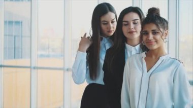 Ofiste çalışan üç iş kadınları.