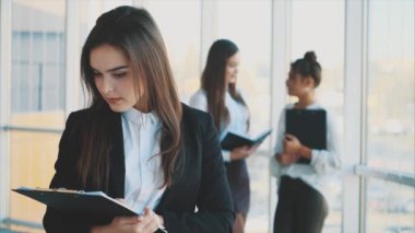 Dostu üç çok ırklı iş adamları grubu office içinde standında, kağıtları tutun, mali rapor çalışma.