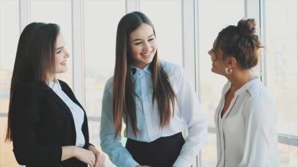 Drie vrouwelijke ondernemers werken op kantoor. — Stockvideo