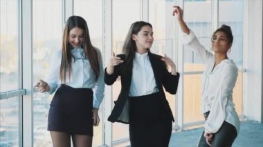 Üç genç güzel esmer iş Bayan ofiste.