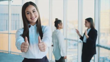 Yakışıklı genç bir neşeli gülümseyen iş kadın yüzü.