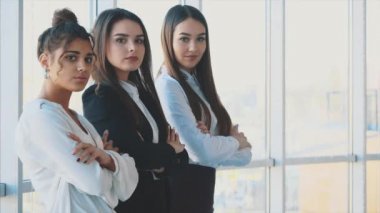Memnuniyetle, üç iş kadın kolları, kameraya bakarak çapraz