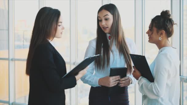 Grupp av vänliga tre multietniskt affärsmän stå i office hall, håll papper, studera finansiella rapport. — Stockvideo