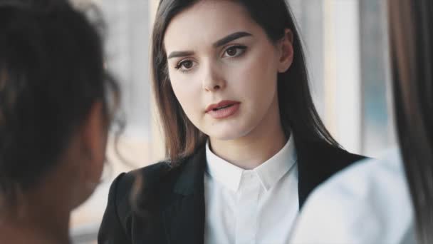 Trois belles jeunes femmes d'affaires . — Video