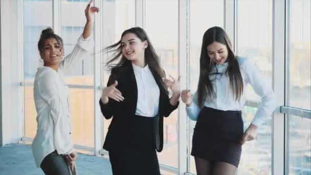 Drei junge schöne brünette Business-Damen im Büro. — Stockvideo