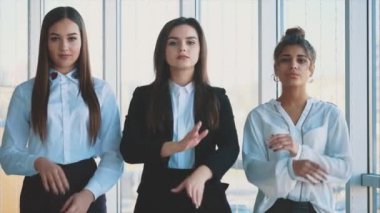 Memnuniyetle, çapraz elle üç iş kadınları
