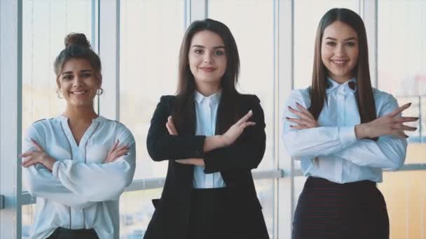 Con placer, tres mujeres de negocios con las manos cruzadas — Vídeo de stock