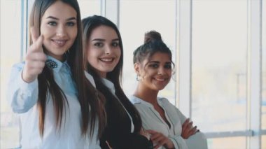 Üç el işadamlarından etkili entegrasyon ve iş dünyasında başarı gösteren ellerini kapatın.