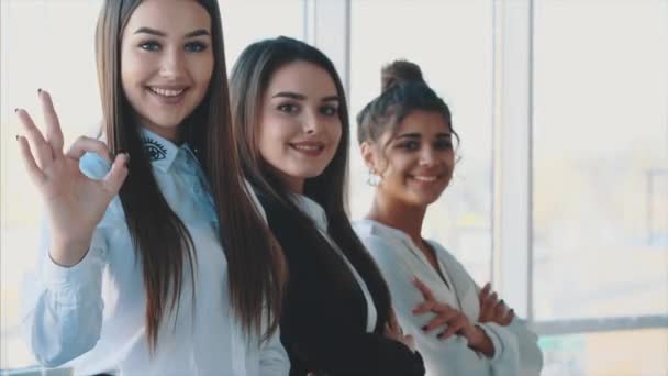 Jóvenes chicas de negocios bonitas muestran un buen gesto . — Vídeo de stock