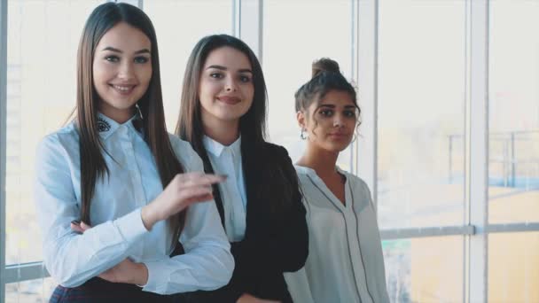 Молодые красивые деловые девушки показывают хороший жест . — стоковое видео