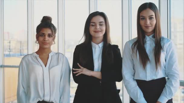 Jovens meninas de negócios bonitas mostram um bom gesto . — Vídeo de Stock
