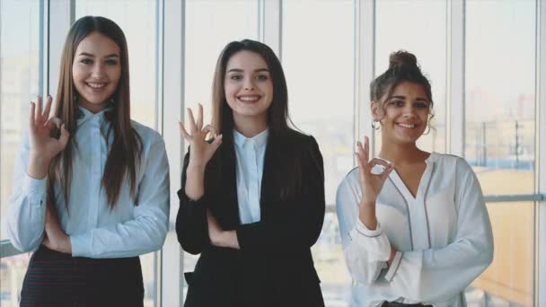 Jóvenes chicas de negocios bonitas muestran un buen gesto . — Vídeo de stock