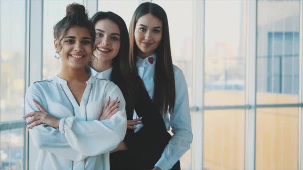Три бизнес-девушки демонстрируют различные жесты, демонстрируют эффективную интеграцию и успех в бизнесе . — стоковое видео
