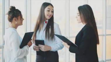 Dostu üç çok ırklı iş adamları grubu office içinde standında, kağıtları tutun, mali rapor çalışma.