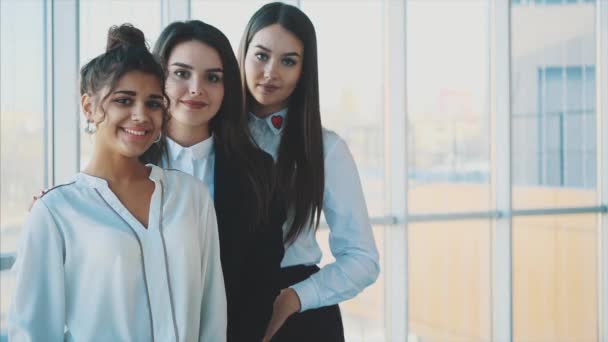 Tres chicas de negocios muestran diferentes gestos, demuestran la integración efectiva y el éxito en los negocios . — Vídeo de stock